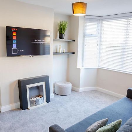 Lymer House - Stylish 3 Bedroom House In Wolverhampton Exterior photo