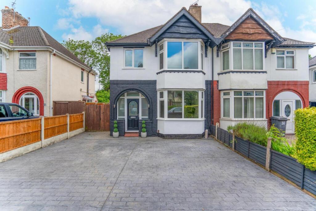 Lymer House - Stylish 3 Bedroom House In Wolverhampton Exterior photo