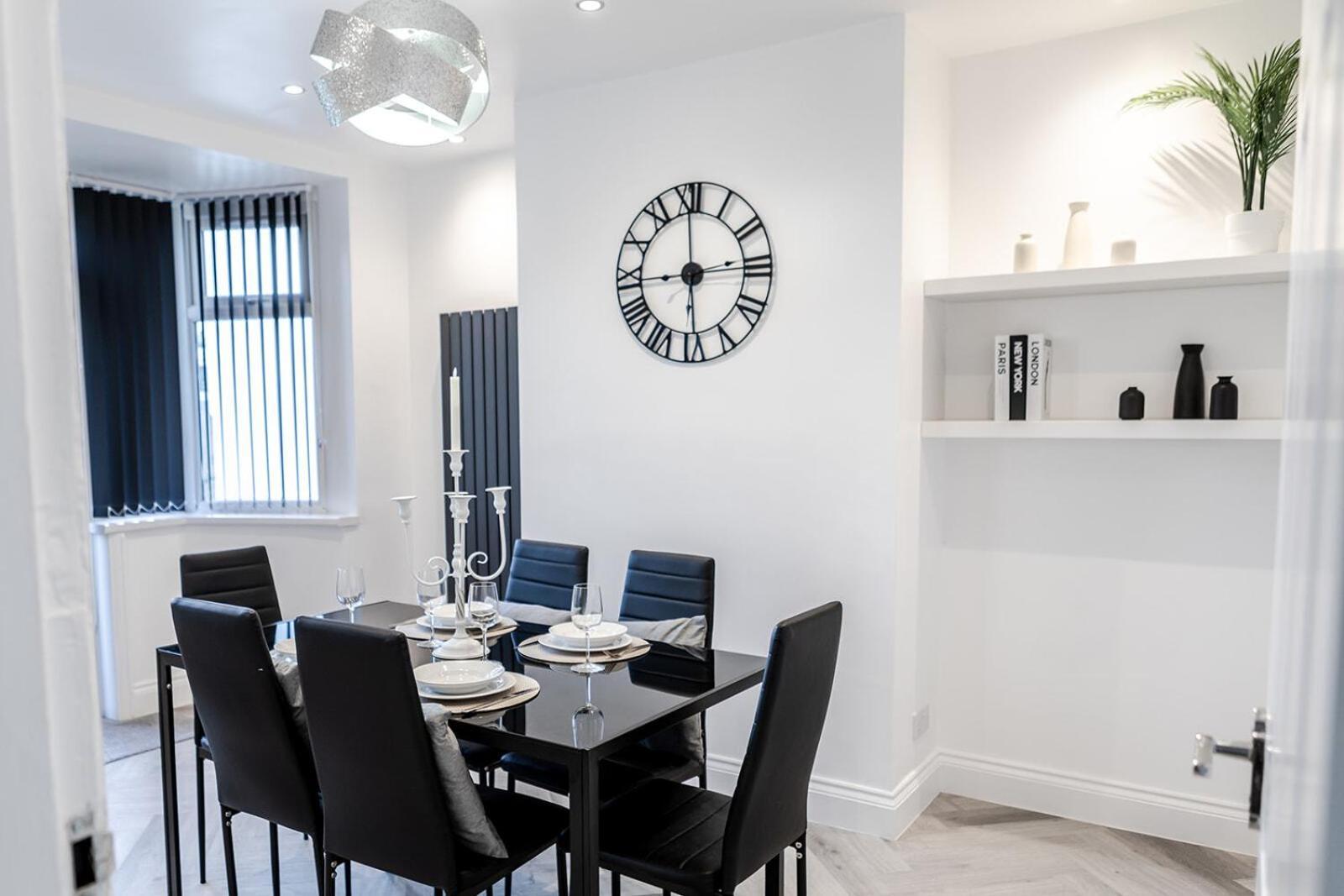 Lymer House - Stylish 3 Bedroom House In Wolverhampton Exterior photo