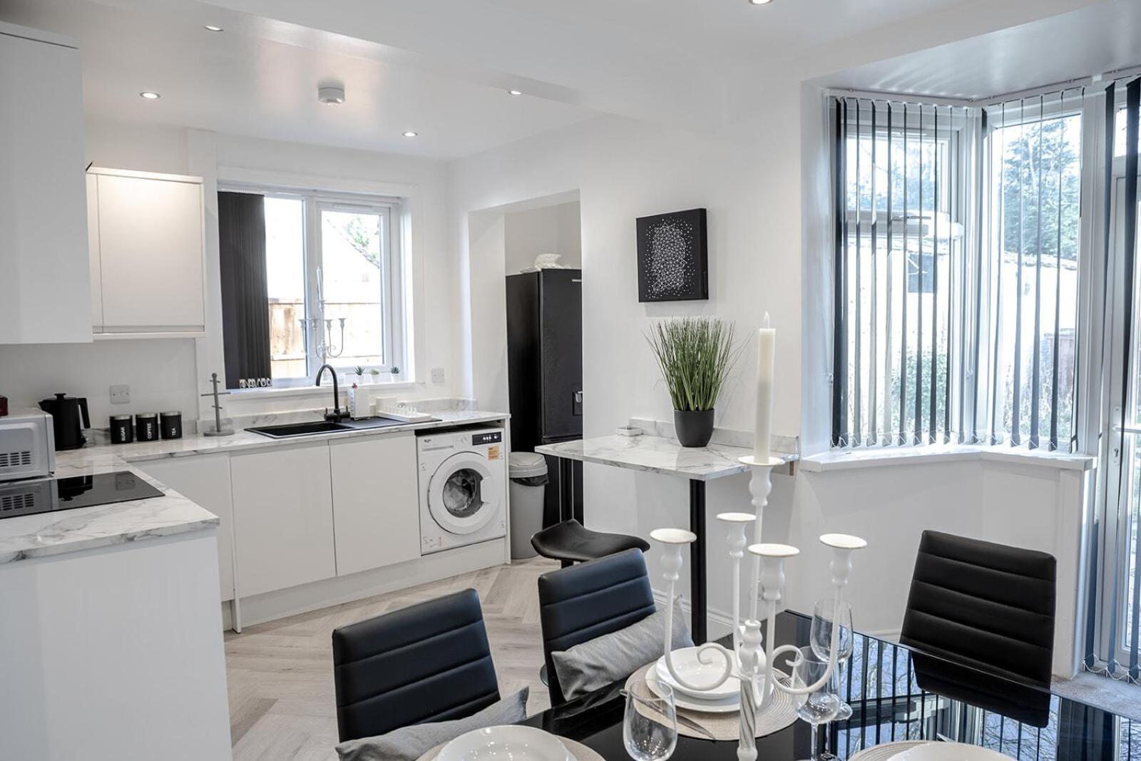 Lymer House - Stylish 3 Bedroom House In Wolverhampton Exterior photo